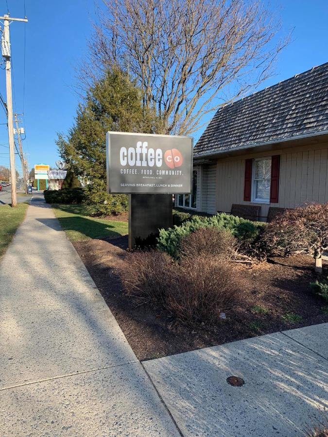 Country Squire Inn And Suites New Holland Exterior photo