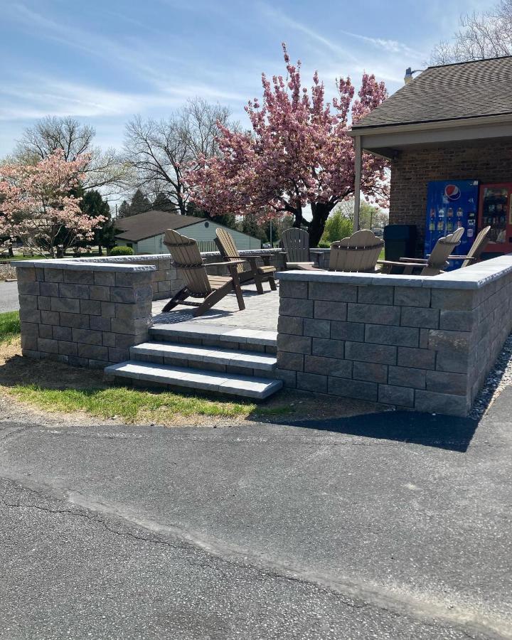 Country Squire Inn And Suites New Holland Exterior photo