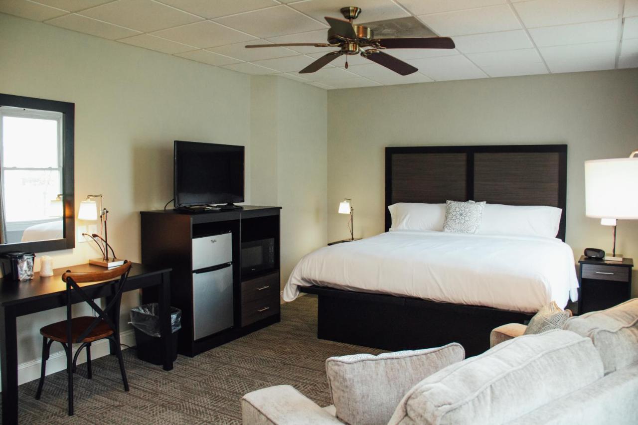 Country Squire Inn And Suites New Holland Exterior photo