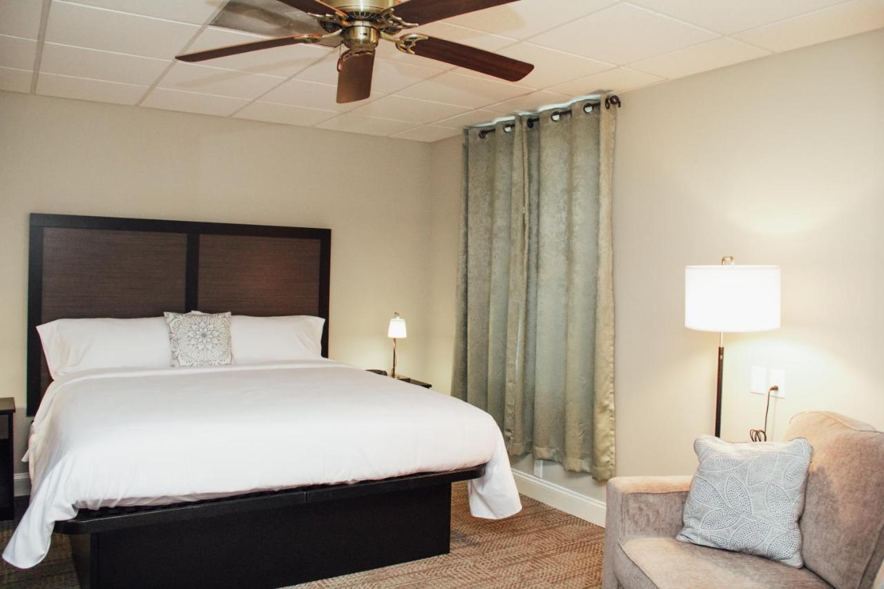Country Squire Inn And Suites New Holland Exterior photo