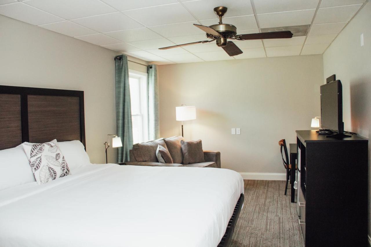 Country Squire Inn And Suites New Holland Exterior photo