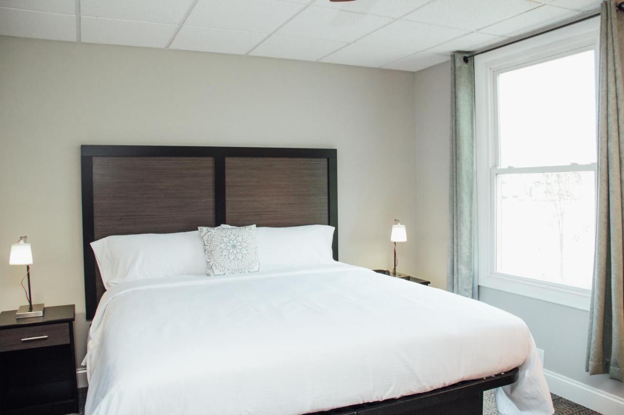 Country Squire Inn And Suites New Holland Exterior photo