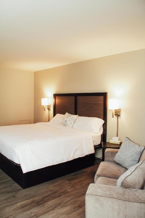 Country Squire Inn And Suites New Holland Exterior photo