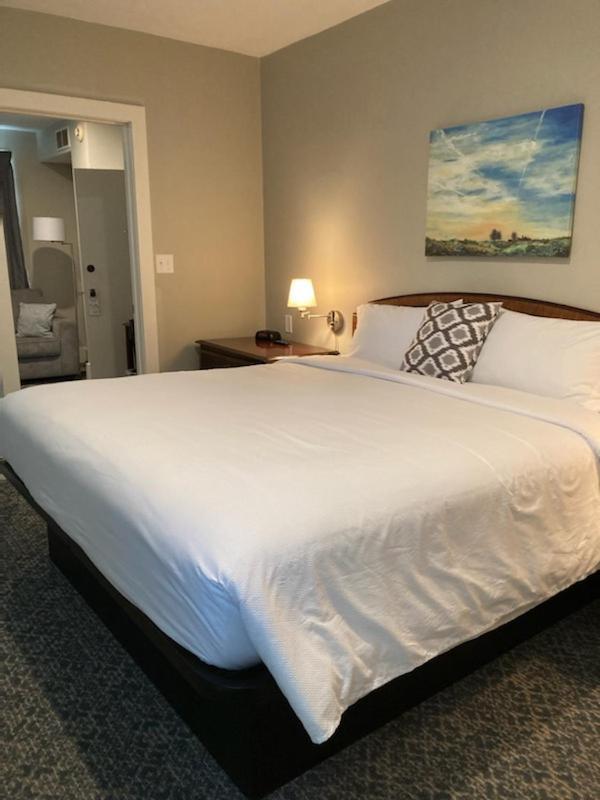 Country Squire Inn And Suites New Holland Exterior photo