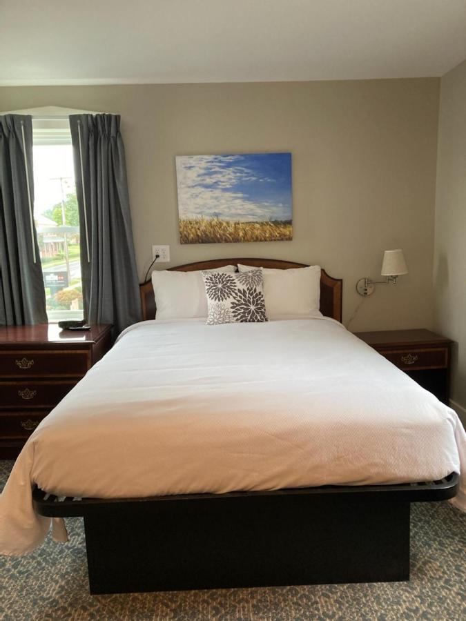 Country Squire Inn And Suites New Holland Exterior photo