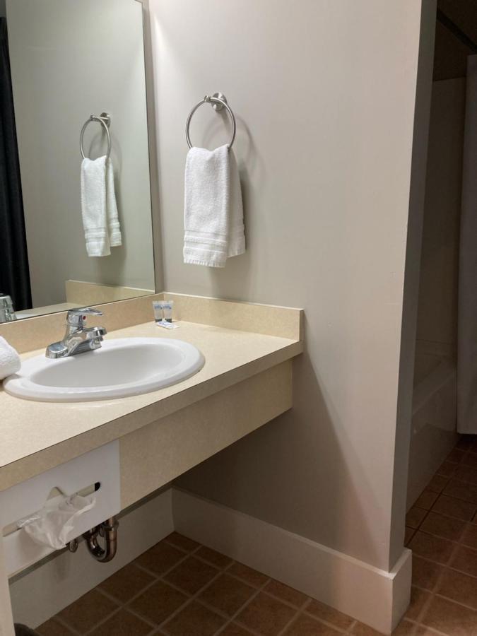 Country Squire Inn And Suites New Holland Exterior photo
