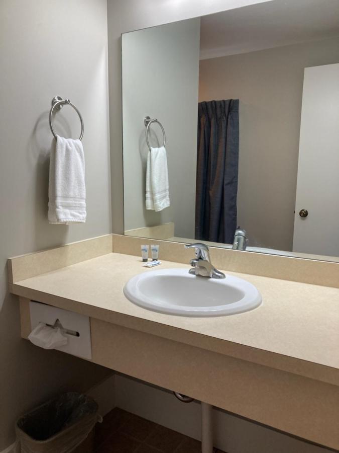 Country Squire Inn And Suites New Holland Exterior photo