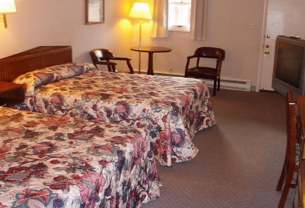 Country Squire Inn And Suites New Holland Exterior photo