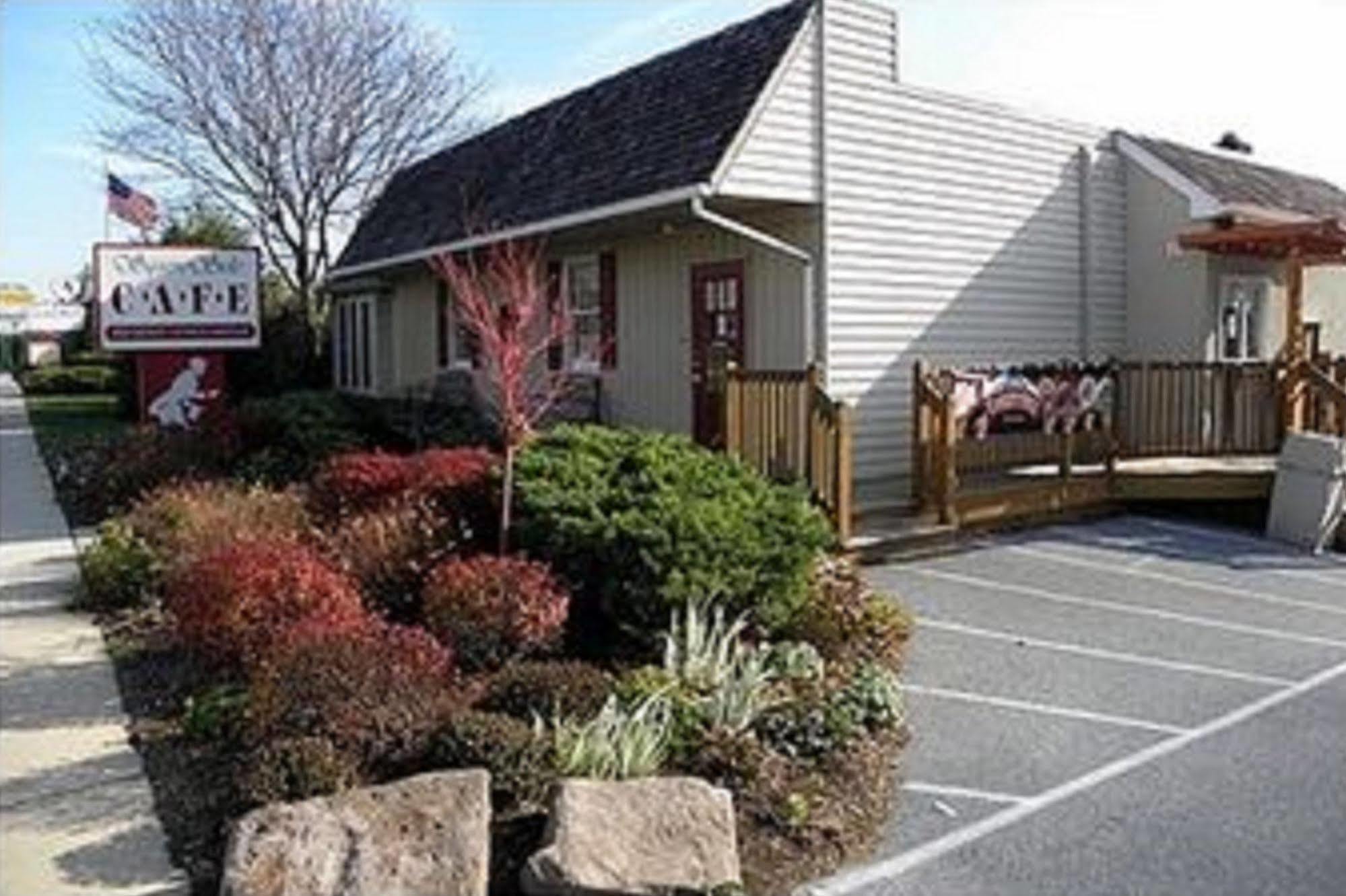 Country Squire Inn And Suites New Holland Exterior photo