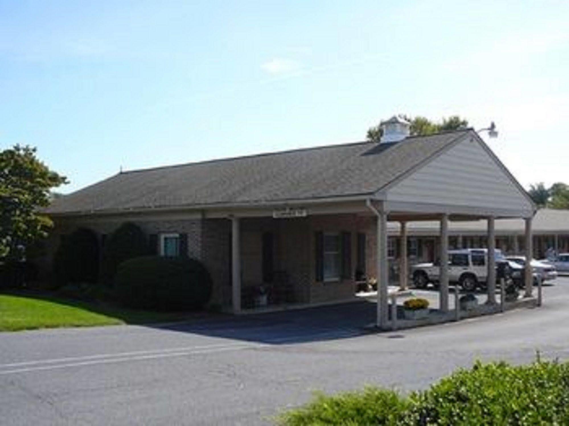Country Squire Inn And Suites New Holland Exterior photo